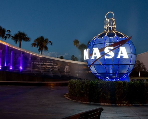 Las Fiestas en el Espacio traen nieve y el Cosmos al Kennedy Space Center Visitor Complex, cerca de Orlando, del 21 al 30 de diciembre de 2020