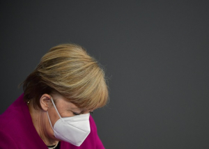 Merkel alerta de una "nueva pandemia" por la extensi&oacute;n de las mutaciones