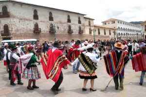 Ayer se di&oacute; inicio a los carnavales en Cusco, compadres visitaron a las comadres