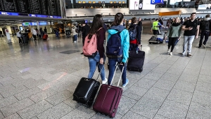 &iquest;Te gustar&iacute;a viajar a cambio de dinero? Aerol&iacute;nea islandesa busca a dos amigos que quieran recorrer el mundo