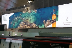 El legado de Johnnie Walker, el whisky n&uacute;mero 1 del mundo, cautivar&aacute; este verano a los viajeros en los aeropuertos de Heathrow y Edimburgo