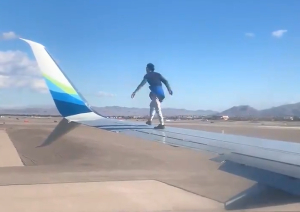 Un hombre se subi&oacute; al ala de un avi&oacute;n que estaba a punto de despegar (V&Iacute;DEO)