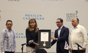 Gloria Guevara es reconocida con la presea al Liderazgo Tur&iacute;stico