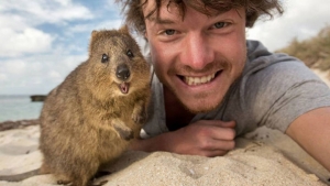 Allan Dixon, el fot&oacute;grafo que recorre el mundo tom&aacute;ndose asombrosas selfies con animales