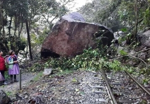 Gigantesca roca cae sobre v&iacute;a f&eacute;rrea y bloquea el paso de trenes a Machu Picchu