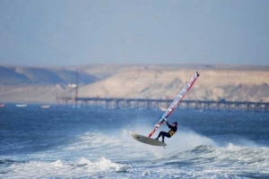M&aacute;s de 35,000 surfistas nacionales y extranjeros practican en playas de La Libertad