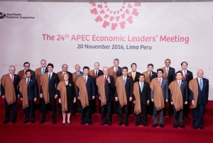 Per&uacute; coloca estolas de fina lana de vicu&ntilde;a en los hombros de los l&iacute;deres APEC