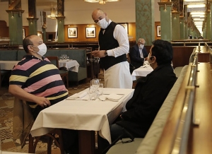 Restaurantes de Par&iacute;s vuelven a abrir sus espacios interiores y ahora esperan el regreso de sus clientes