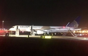 Evacuan avi&oacute;n de United Airlines en el aeropuerto de Nueva Jersey tras incendio en un motor