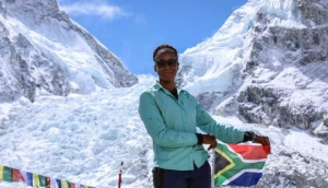 Sudafricana se convierte en la primera mujer africana en llegar a la cima del Everest