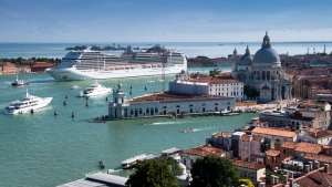 Grandes cruceros ya no podr&aacute;n pasar y detenerse frente a Venecia