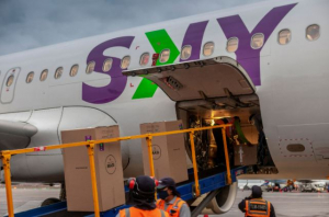 SKY AIRLINE firma convenio con la PUCP para el traslado de ventiladores mec&aacute;nicos MASI