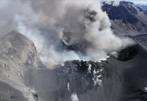 Desde un dron se grabaron explosiones en cr&aacute;ter del volc&aacute;n Sabancaya convertido en atractivo tur&iacute;stico (V&Iacute;DEO)