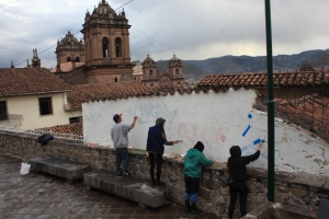 Jueza obliga a los extranjeros grafiteros limpiar pintas cerca de plaza de Armas de Cusco