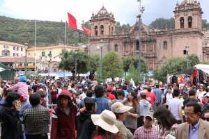 Solo en Cusco a visperas de navidad el Santuranticuy tradici&oacute;n viviente