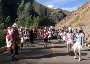 Con danzas pobladores de Taray - Cusco reciben lienzos recuperados en Estados Unidos