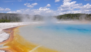 Turista es grabado introduciendo sus pies en g&eacute;iser del parque Yellowstone (V&Iacute;DEO)