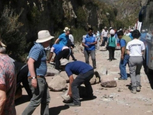 Manifestantes bloquean v&iacute;a de ingreso al valle del Colca