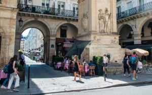 Francia pone fin al uso de la mascarilla en la calle y adelanta el fin del toque de queda