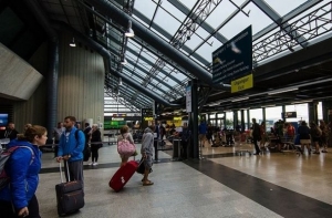 Islandia realizar&aacute; tests de COVID a todos los pasajeros a&eacute;reos para salvar su temporada tur&iacute;stica