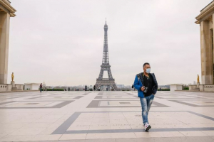 Comisi&oacute;n Europea pide al bloque reabrir a los turistas vacunados este verano