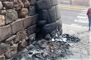 Da&ntilde;an muro inca con quema de basura en calle del centro hist&oacute;rico