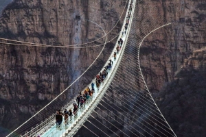 China inaugura el puente de cristal m&aacute;s largo del mundo