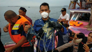 Autoridades de Indonesia confirman que avi&oacute;n con 62 personas cay&oacute; al mar: Se han encontrado restos de la nave