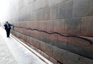 Desconocidos pintan muro del templo Inca Coricancha en Cusco