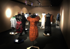 Artesana de la comunidad amaz&oacute;nica de Cantagallo inspira colecci&oacute;n de vestidos presentada en M&eacute;xico