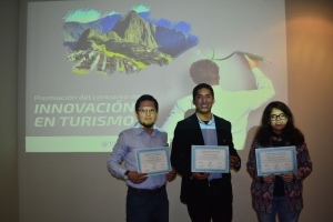 J&oacute;venes reciben premios por ideas innovadoras en turismo