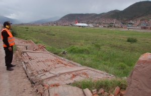 Manifestantes derriban muro perim&eacute;trico de aeropuerto Velasco Astete de Cusco