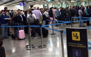 El Aeropuerto de Madrid-Barajas, colapsado por los nuevos controles de pasaportes