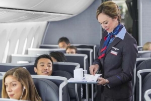 Unos 100 tripulantes de cabina de American Airlines tienen Covid-19, dice sindicato
