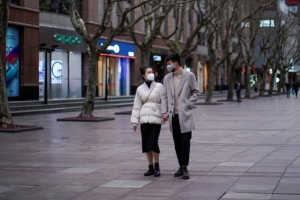 China asegura que situaci&oacute;n por coronavirus est&aacute; "bajando" y que epidemia se encuentra "bajo control"