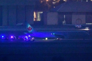 Avi&oacute;n de Air Canada aterriza en aeropuerto de Madrid tras sobrevolar la ciudad por casi cinco horas sin una rueda (V&Iacute;DEO)