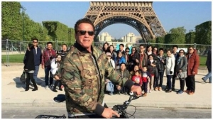 Actor Arnold Schwarzenegger se mete en una foto de turistas y se vuelve viral