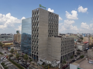 Holiday Inn Lima Miraflores premiado como la Mejor Obra Arquitect&oacute;nica en la categor&iacute;a Hospedaje Lima en 2020 por CAPECO