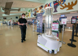Un aeropuerto de Florida estrena robot de desinfecci&oacute;n contra el Covid-19