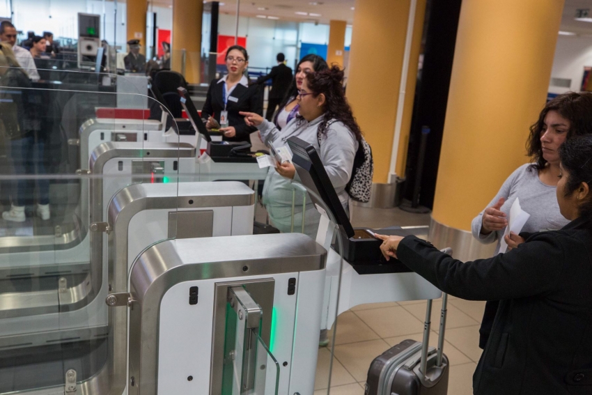 Puertas Electr&oacute;nicas del aeropuerto Jorge Ch&aacute;vez agilizan control migratorio de 350,000 pasajeros
