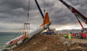 El espectacular operativo para rescatar el avi&oacute;n que cay&oacute; por el acantilado en Turqu&iacute;a (V&Iacute;DEO)