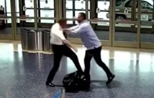 Piloto de American Airlines y un pasajero protagonizan una pelea