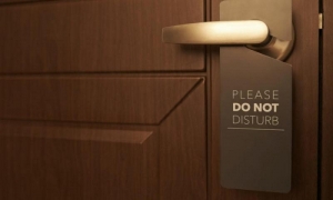 Hilton cambia silenciosamente su pol&iacute;tica de &lsquo;No molestar&rsquo;