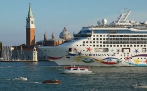 Italia proh&iacute;be definitivamente el paso de los cruceros por el centro de Venecia