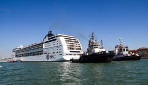 Enorme crucero choca con muelle y bote tur&iacute;stico en canal de Venecia (V&Iacute;DEO)