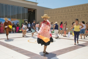 Turistas nacionales aprenden a bailar danzas peruanas en museo de Chan Chan