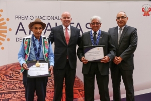 Artesanos de Jun&iacute;n y Ayacucho son los nuevos ganadores del &ldquo;Premio Nacional Amautas de la Artesan&iacute;a Peruana 2017&rdquo;
