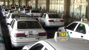 El Aeropuerto de Madrid-Barajas, sin taxis por la huelga contra Uber y Cabify