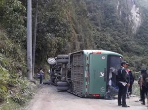 Bus que transportaba turistas extranjeros sufre accidente en Machupicchu - Cusco  (V&Iacute;DEO)
