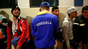 Per&uacute; flexibiliza las nuevas normas migratorias para venezolanos "por razones humanitarias"